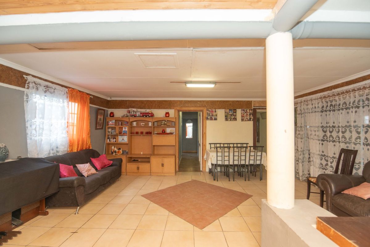 Spacious 3 Bedroom Family Home in Ext 31 - Photo 2