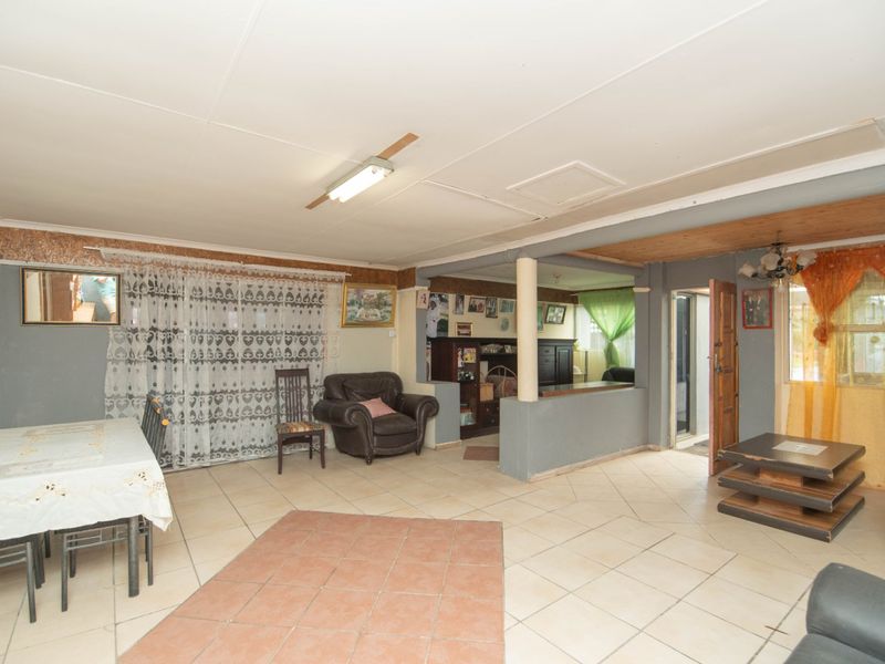Spacious 3 Bedroom Family Home in Ext 31 - Photo 5