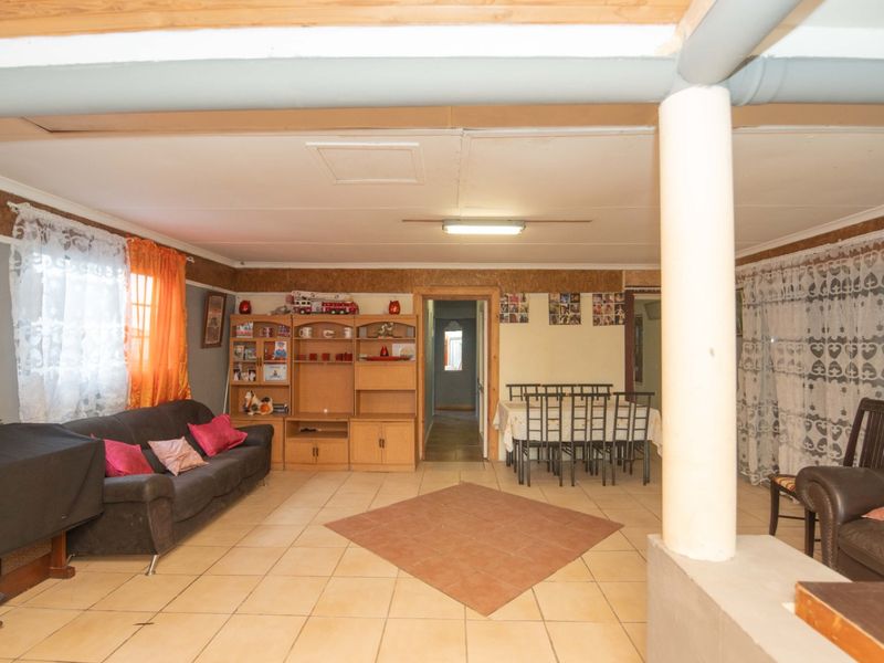 Spacious 3 Bedroom Family Home in Ext 31 - Photo 2