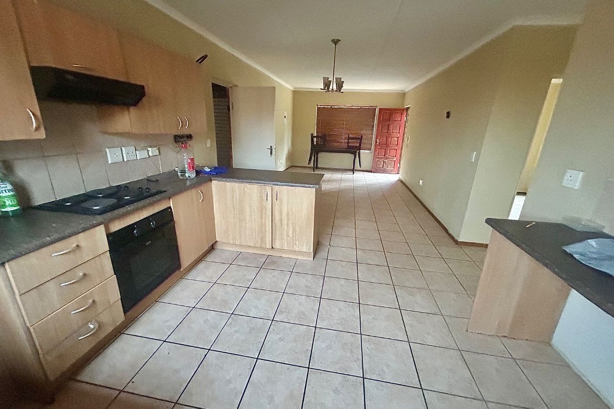 Corner 3 bedroom 2 bath unit  - Photo 4