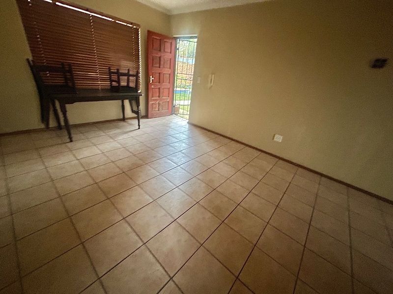 Corner 3 bedroom 2 bath unit  - Photo 2