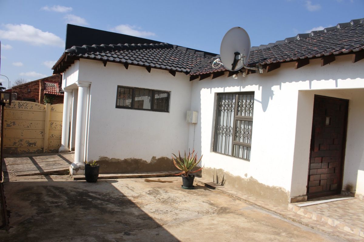 3 BEDROOM HOUSE IN A QUIET SURBURB - Photo 3