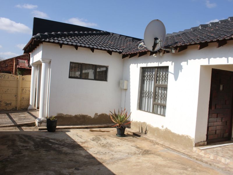 3 BEDROOM HOUSE IN A QUIET SURBURB - Photo 3