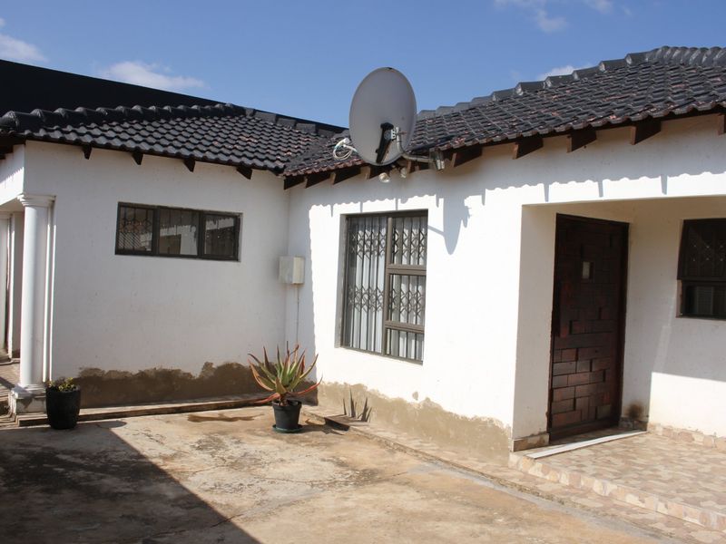 3 BEDROOM HOUSE IN A QUIET SURBURB - Photo 2