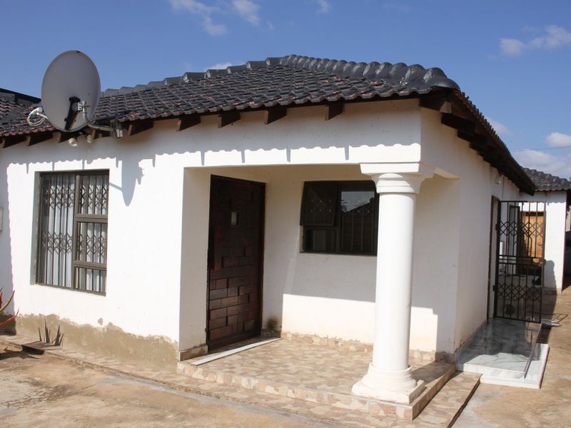 3 BEDROOM HOUSE IN A QUIET SURBURB - Photo 1