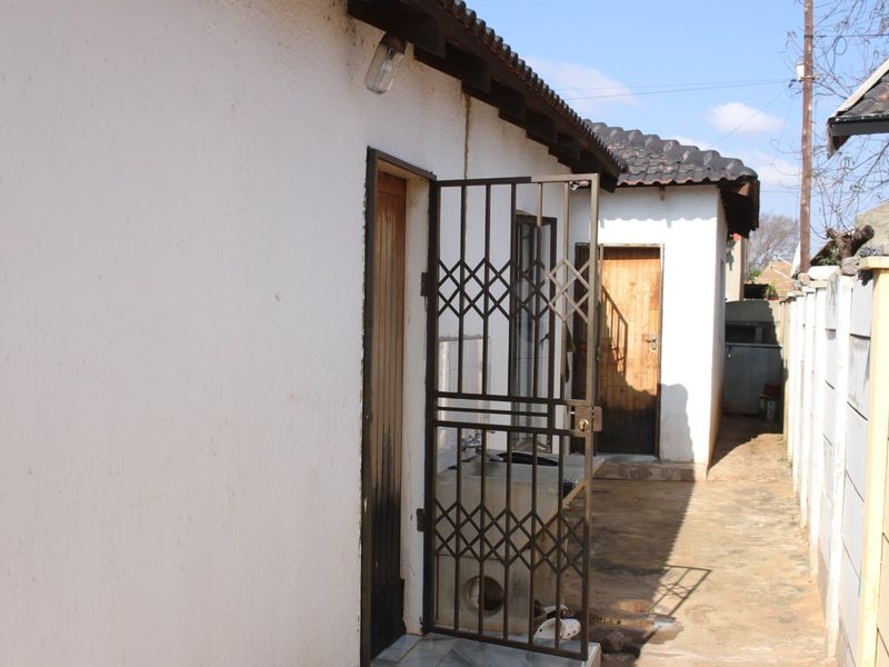 3 BEDROOM HOUSE IN A QUIET SURBURB - Photo 8