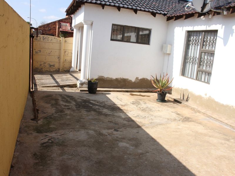 3 BEDROOM HOUSE IN A QUIET SURBURB - Photo 9