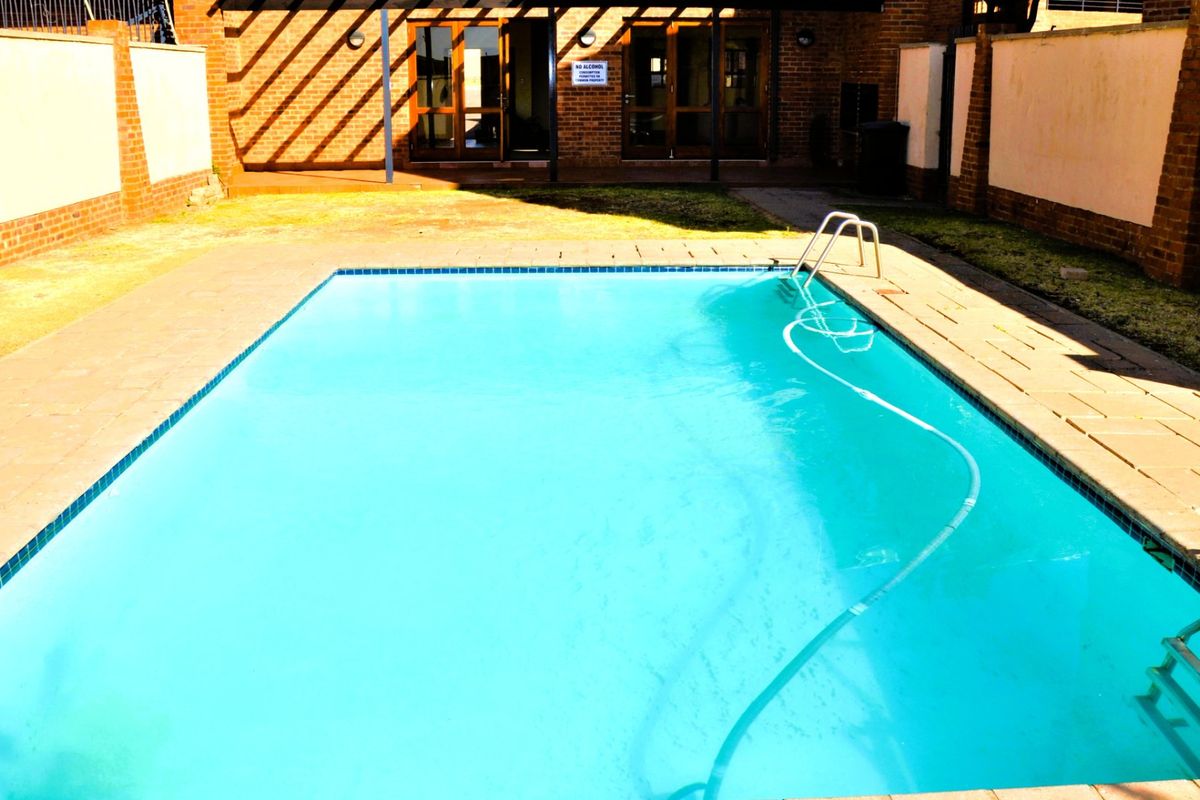 Bachelor Unit (0.5 Bedroom) Apartment To Let in Hilltop Lofts Complex in Midrand  - Photo 2