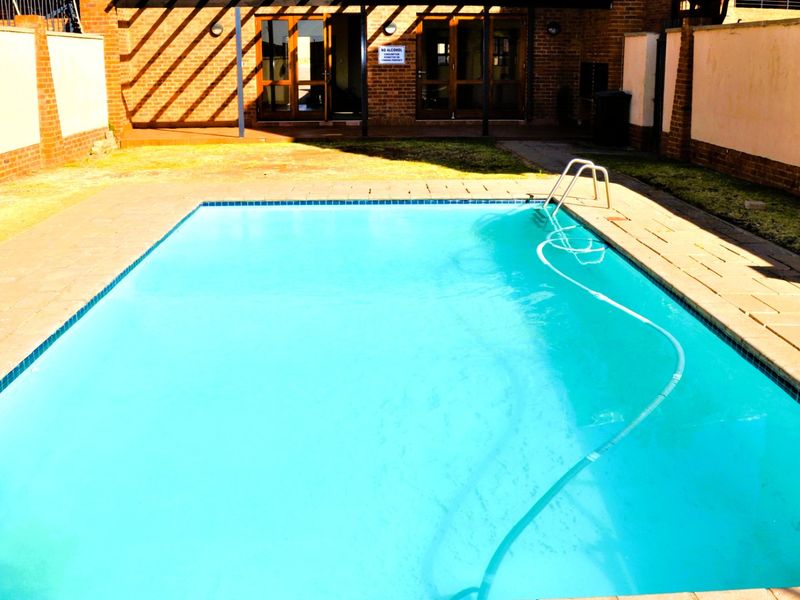 Bachelor Unit (0.5 Bedroom) Apartment To Let in Hilltop Lofts Complex in Midrand  - Photo 2