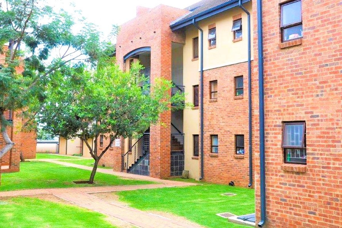 Bachelor Unit (0.5 Bedroom) Apartment To Let in Hilltop Lofts Complex in Midrand  - Photo 4