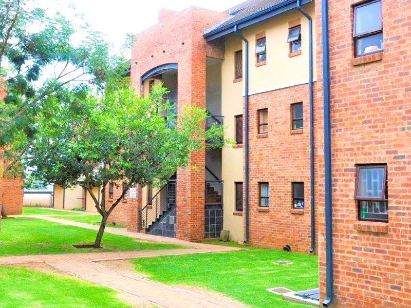 Bachelor Unit (0.5 Bedroom) Apartment To Let in Hilltop Lofts Complex in Midrand  - Photo 4