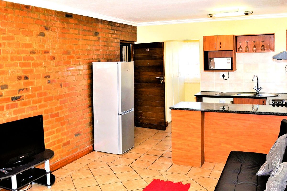 Bachelor Unit (0.5 Bedroom) Apartment To Let in Hilltop Lofts Complex in Midrand  - Photo 5