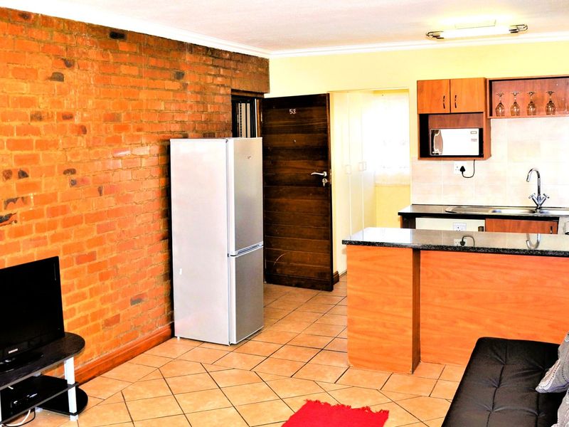 Bachelor Unit (0.5 Bedroom) Apartment To Let in Hilltop Lofts Complex in Midrand  - Photo 5