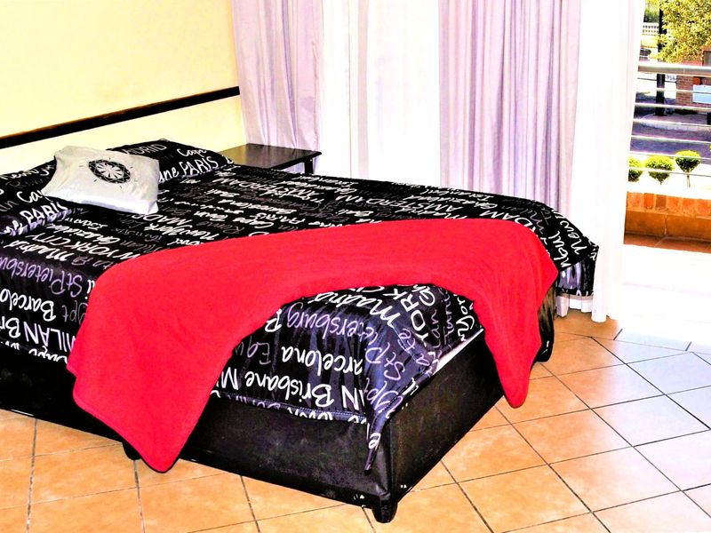 Bachelor Unit (0.5 Bedroom) Apartment To Let in Hilltop Lofts Complex in Midrand  - Photo 9