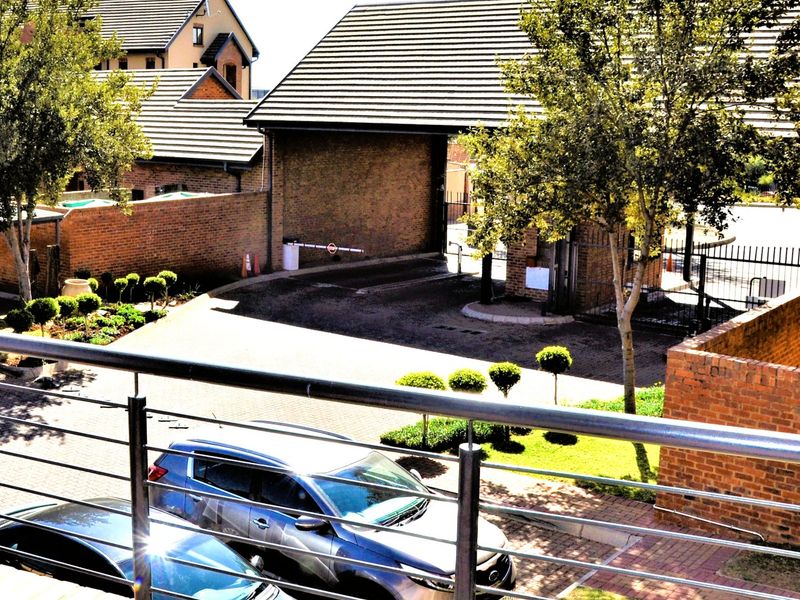Bachelor Unit (0.5 Bedroom) Apartment To Let in Hilltop Lofts Complex in Midrand  - Photo 6
