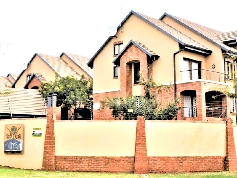 Bachelor Unit (0.5 Bedroom) Apartment To Let in Hilltop Lofts Complex in Midrand  - Photo 1