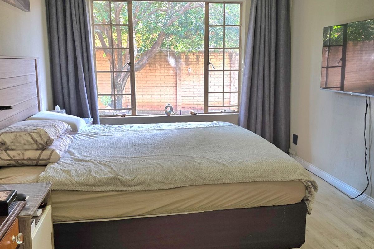 PICTURE PERFECT TOWNHOUSE IN POPULAR COMPLEX - Photo 5
