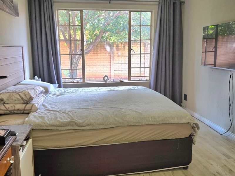 PICTURE PERFECT TOWNHOUSE IN POPULAR COMPLEX - Photo 5