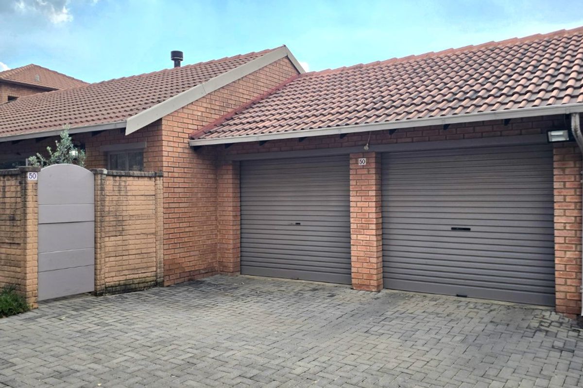 PICTURE PERFECT TOWNHOUSE IN POPULAR COMPLEX - Photo 2