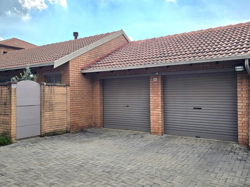 PICTURE PERFECT TOWNHOUSE IN POPULAR COMPLEX - Photo 2