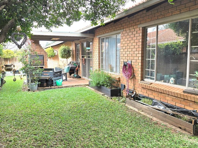 PICTURE PERFECT TOWNHOUSE IN POPULAR COMPLEX - Photo 1