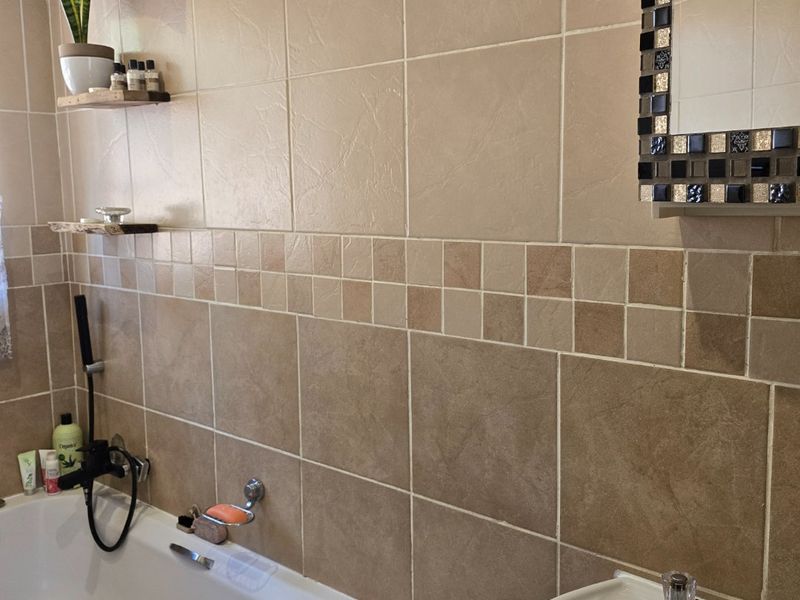 PICTURE PERFECT TOWNHOUSE IN POPULAR COMPLEX - Photo 9