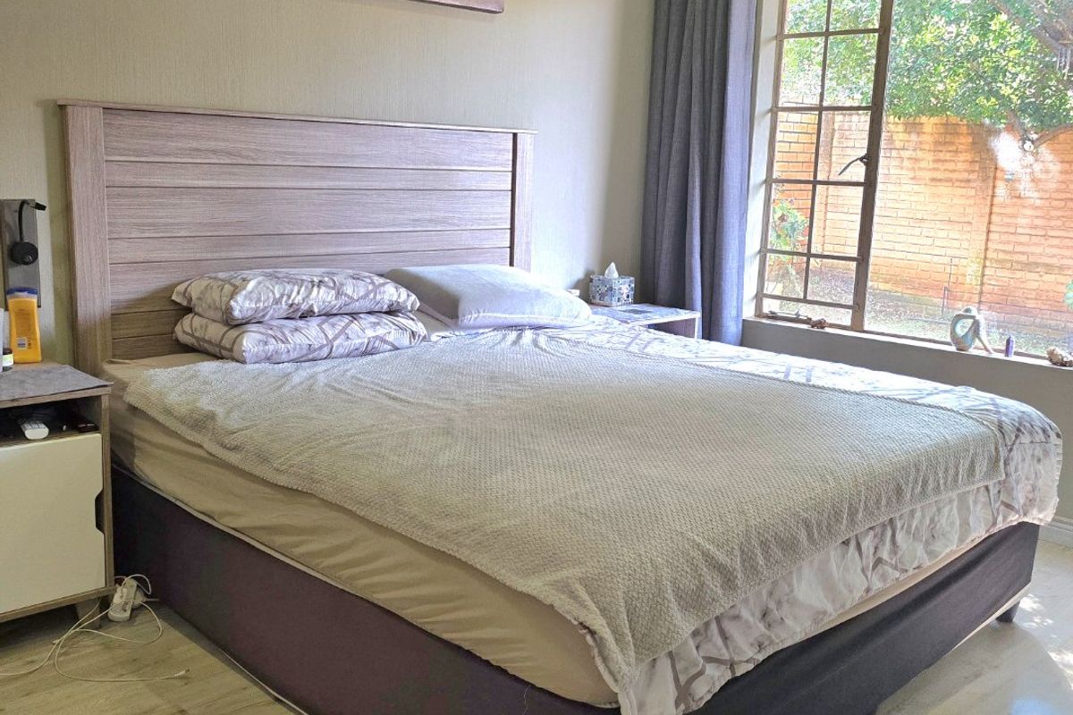 PICTURE PERFECT TOWNHOUSE IN POPULAR COMPLEX - Photo 4