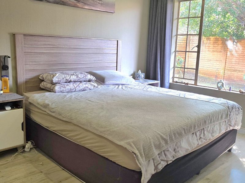 PICTURE PERFECT TOWNHOUSE IN POPULAR COMPLEX - Photo 4