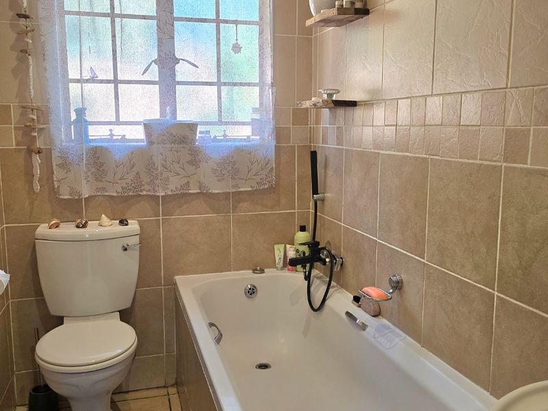 PICTURE PERFECT TOWNHOUSE IN POPULAR COMPLEX - Photo 8