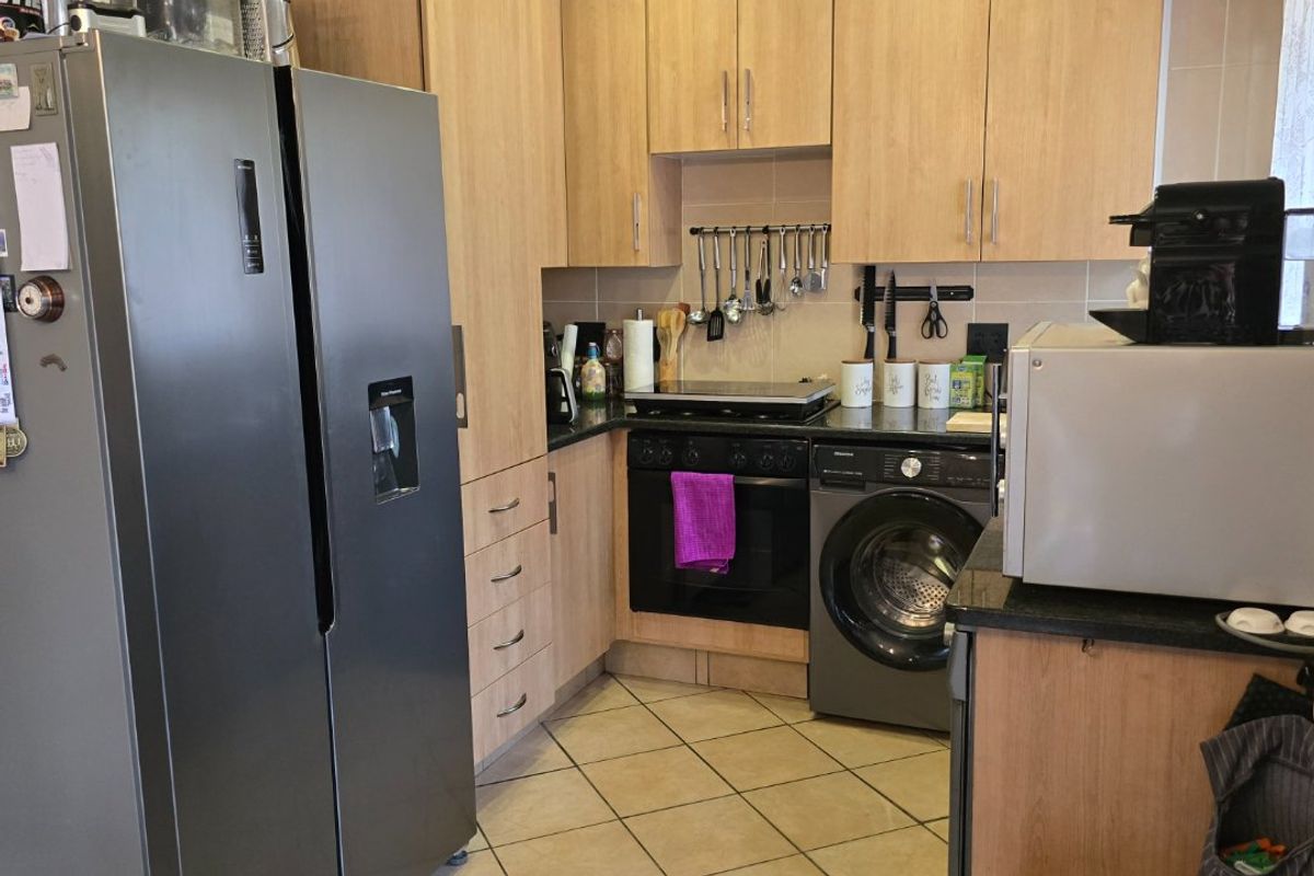 PICTURE PERFECT TOWNHOUSE IN POPULAR COMPLEX - Photo 3
