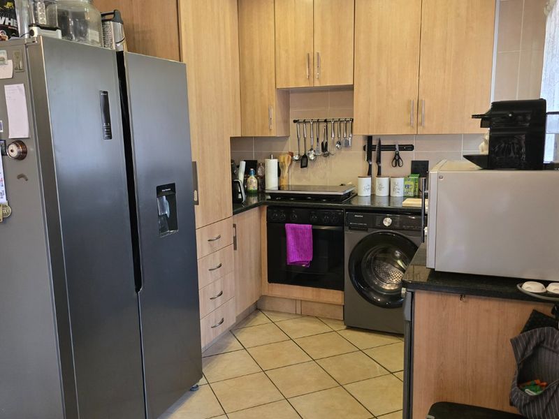 PICTURE PERFECT TOWNHOUSE IN POPULAR COMPLEX - Photo 3
