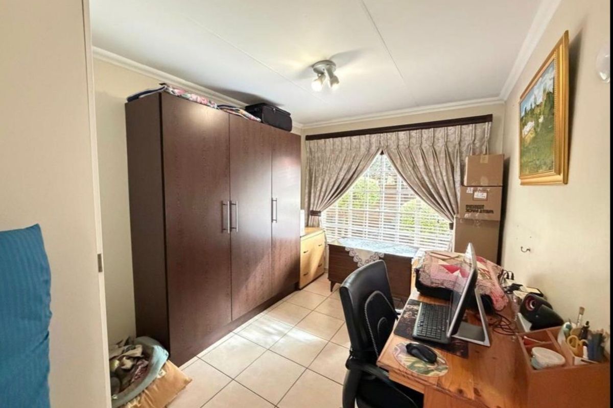 PICTURE PERFECT  AND NEAT AS A PIN TOWNHOUSE IN POPULAR COMPLEX - Photo 5