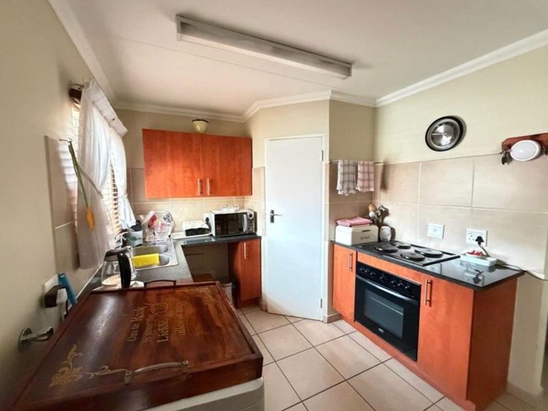 PICTURE PERFECT  AND NEAT AS A PIN TOWNHOUSE IN POPULAR COMPLEX - Photo 2