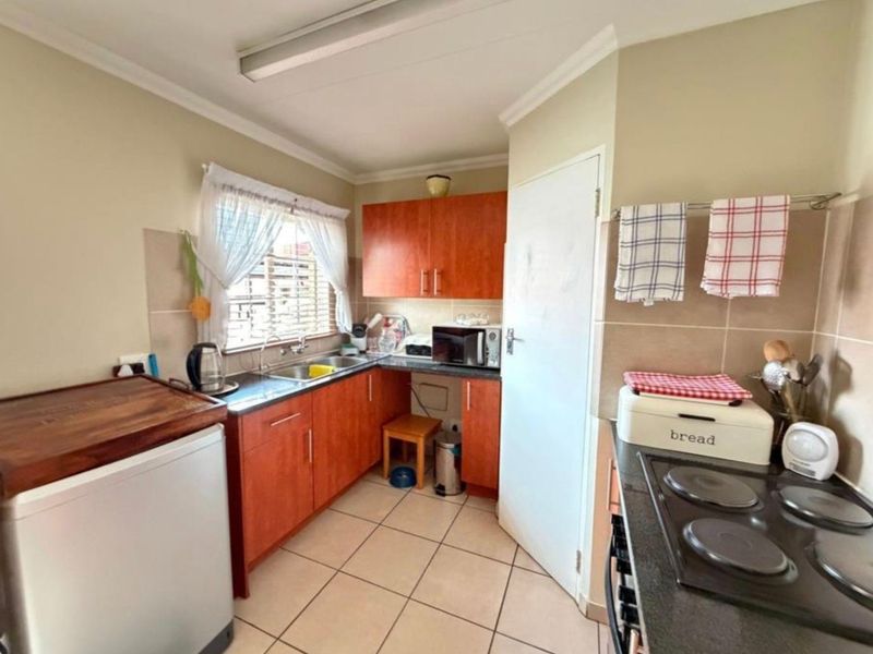 PICTURE PERFECT  AND NEAT AS A PIN TOWNHOUSE IN POPULAR COMPLEX - Photo 7