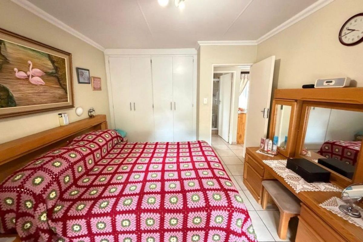 PICTURE PERFECT  AND NEAT AS A PIN TOWNHOUSE IN POPULAR COMPLEX - Photo 4