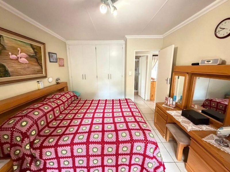 PICTURE PERFECT  AND NEAT AS A PIN TOWNHOUSE IN POPULAR COMPLEX - Photo 4