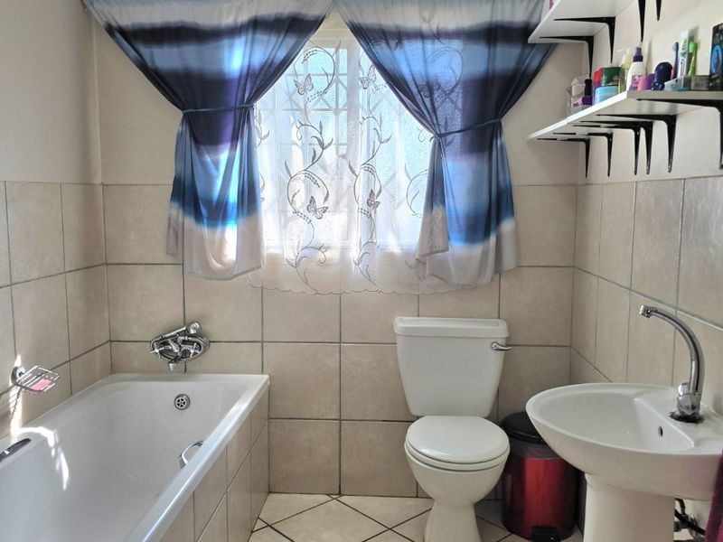 SPACIOUS DUPLEX TOWNHOUSE IN THE HEART OF WILLOW PARK MANOR - Photo 8