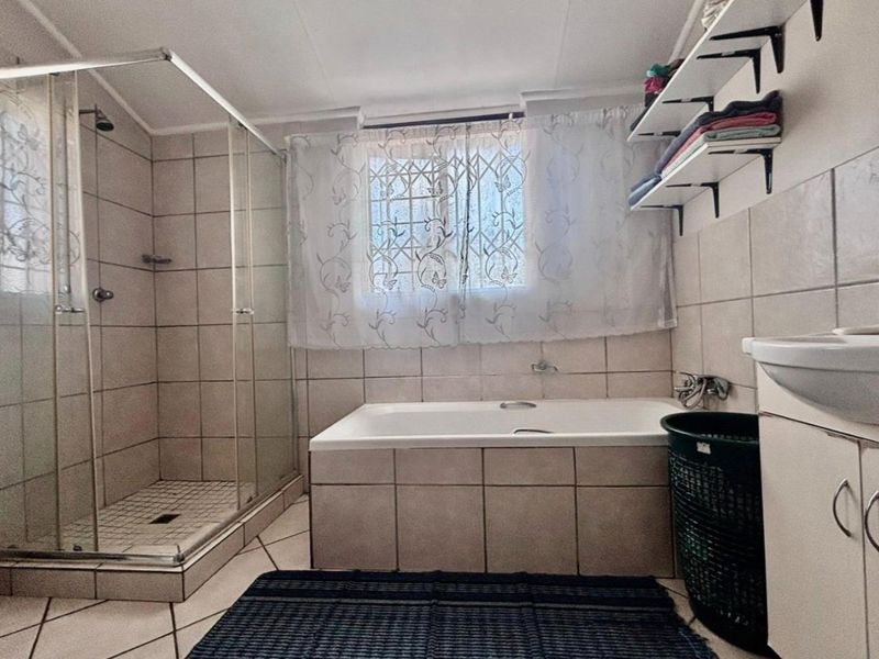 SPACIOUS DUPLEX TOWNHOUSE IN THE HEART OF WILLOW PARK MANOR - Photo 9