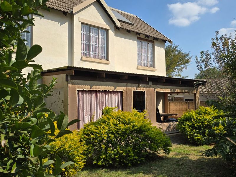 SPACIOUS DUPLEX TOWNHOUSE IN THE HEART OF WILLOW PARK MANOR - Photo 2