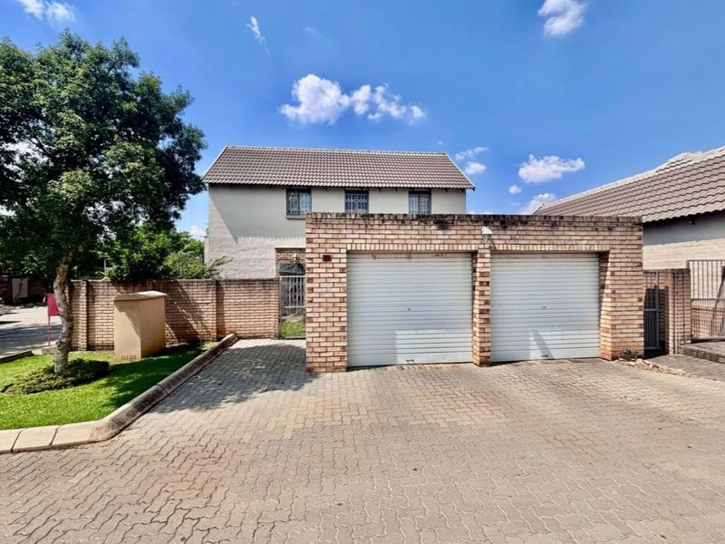 SPACIOUS DUPLEX TOWNHOUSE IN THE HEART OF WILLOW PARK MANOR - Photo 1