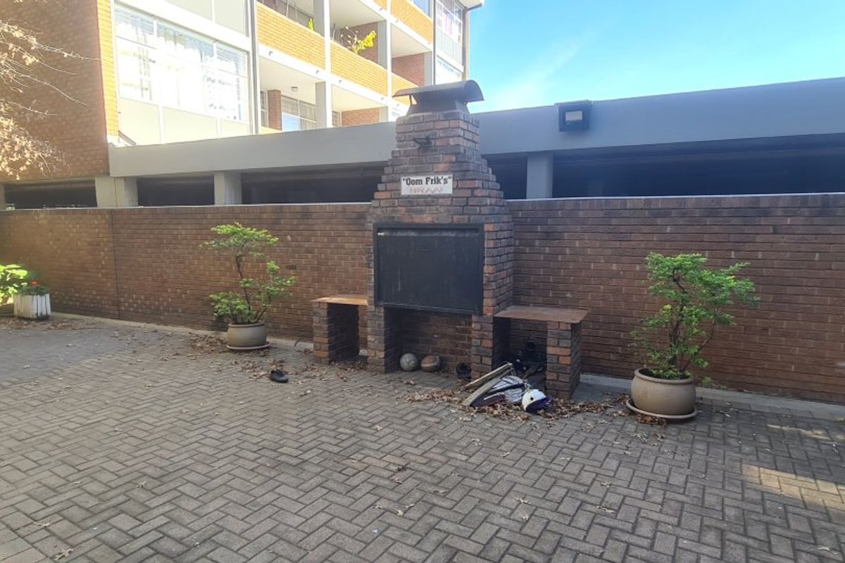Spacious Ground Floor 2-Bedroom Flat with Garden & Secure Parking  - Photo 3