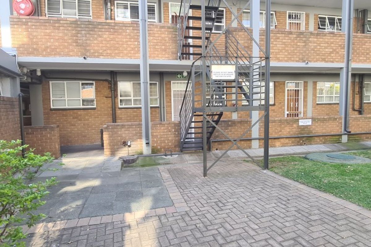 Spacious Ground Floor 2-Bedroom Flat with Garden & Secure Parking  - Photo 5