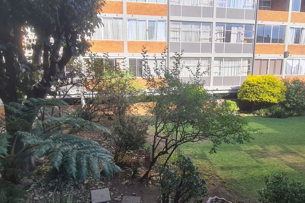 Spacious Ground Floor 2-Bedroom Flat with Garden & Secure Parking  - Photo 4