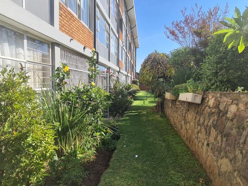 Spacious Ground Floor 2-Bedroom Flat with Garden & Secure Parking  - Photo 10