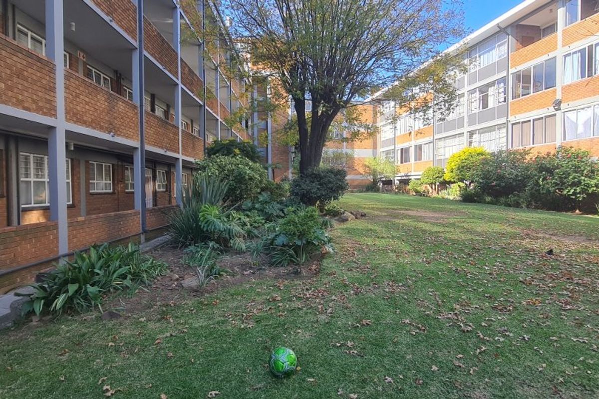 Spacious Ground Floor 2-Bedroom Flat with Garden & Secure Parking  - Photo 2