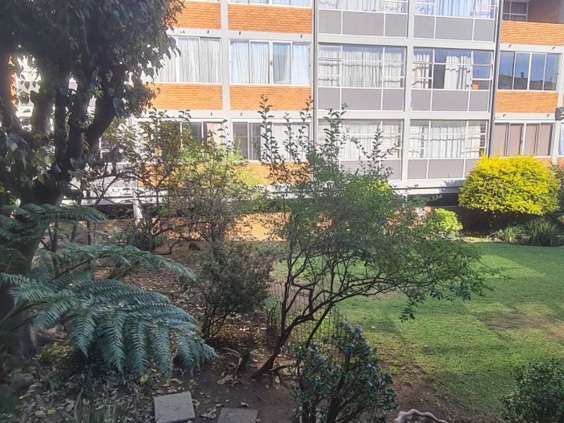  Spacious Ground Floor 2-Bedroom Flat with Garden & Secure Parking  - Photo 5