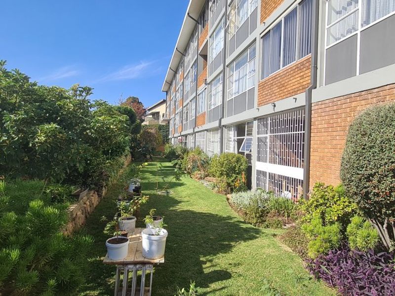  Spacious Ground Floor 2-Bedroom Flat with Garden & Secure Parking  - Photo 1
