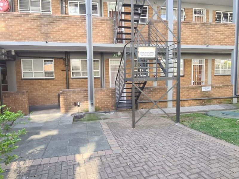  Spacious Ground Floor 2-Bedroom Flat with Garden & Secure Parking  - Photo 6