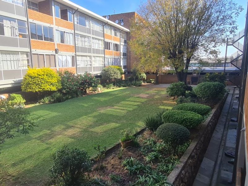  Spacious Ground Floor 2-Bedroom Flat with Garden & Secure Parking  - Photo 2