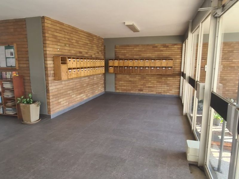  Spacious Ground Floor 2-Bedroom Flat with Garden & Secure Parking  - Photo 9